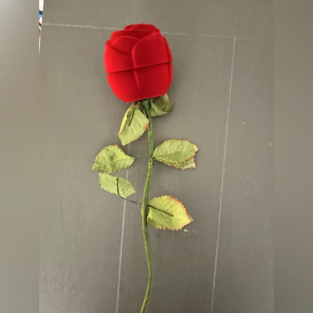 Avon Vintage 2005 Freshwater Pearl Stud Earrings in Red Rose Flower and Box - Picture 2 of 7